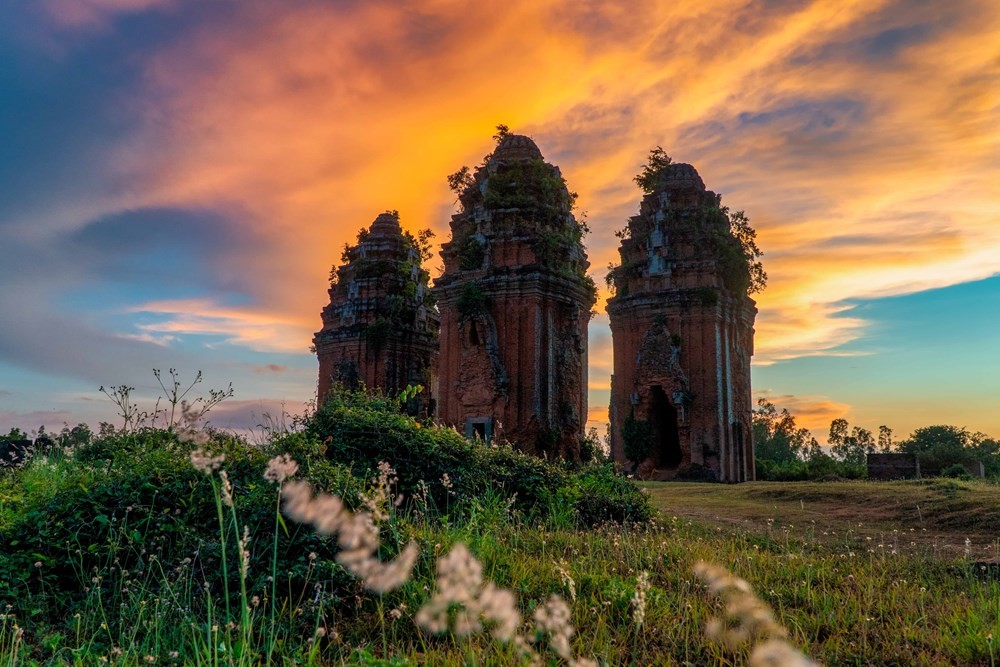 Di tích kiến trúc nghệ thuật quốc gia đặc biệt tháp Dương Long