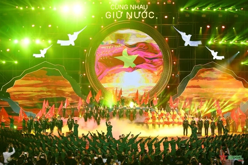 Tiết mục "Tiến bước dưới quân kỳ" nêu bật truyền thống tiếp nối của các thế hệ trong công cuộc dựng nước và giữ nước được dàn dựng quy mô.
