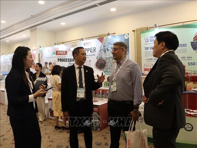 Các doanh nghiệp trao đổi bên lề hội nghị.