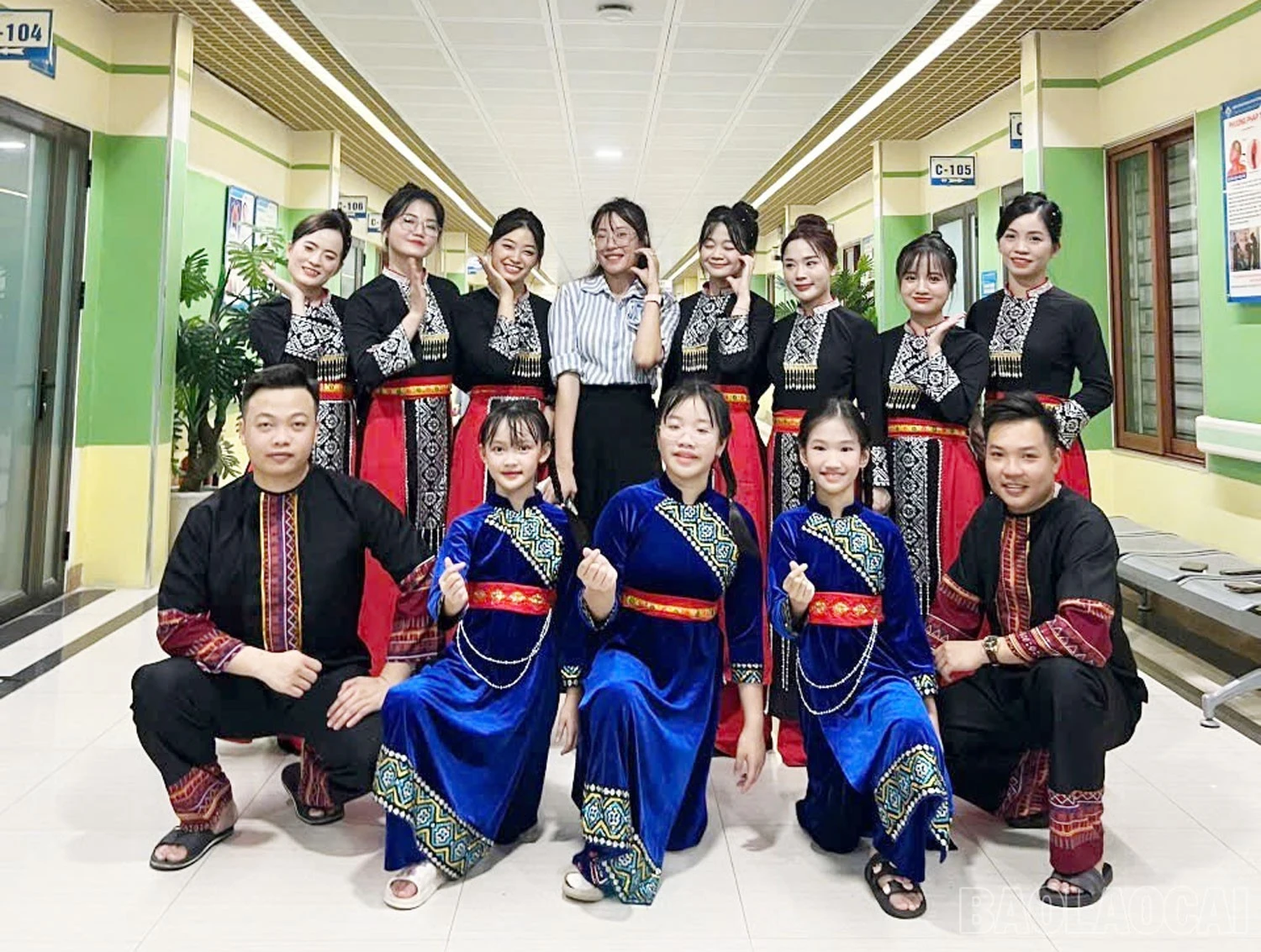 Cô giáo Lê Thùy Linh và các thành viên của nhóm múa.