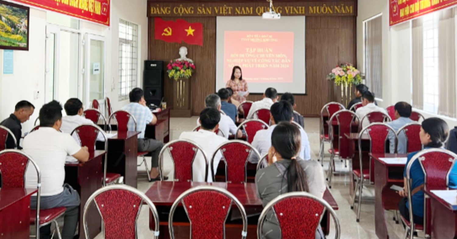 Trung tâm Y tế huyện Mường Khương tập huấn nghiệp vụ về công tác dân số và phát triển cho cán bộ y tế. yt4-5276-4650.jpg