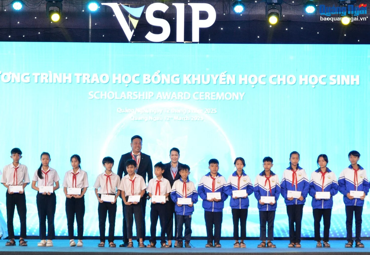 Lãnh đạo Công ty TNHH VSIP Quảng Ngãi trao học bổng cho học sinh.