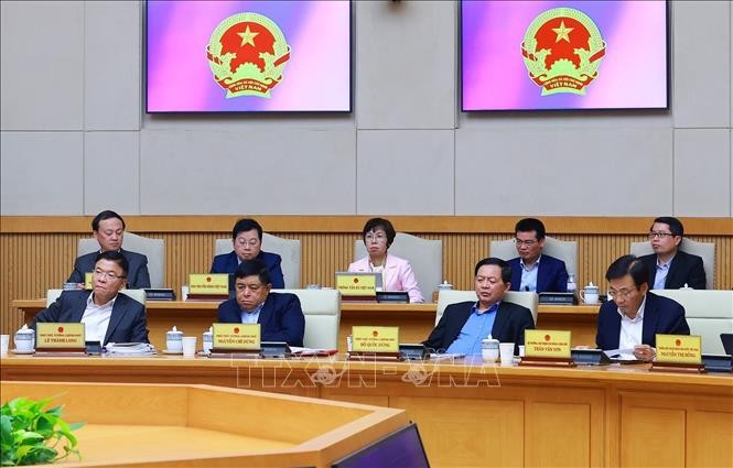 Các Phó Thủ tướng và đại diện các bộ, ngành, cơ quan thuộc Chính phủ tham dự cuộc họp đánh giá tình hình Tết Nguyên đán Bính Ngọ. Ảnh: Dương Giang/TTXVN