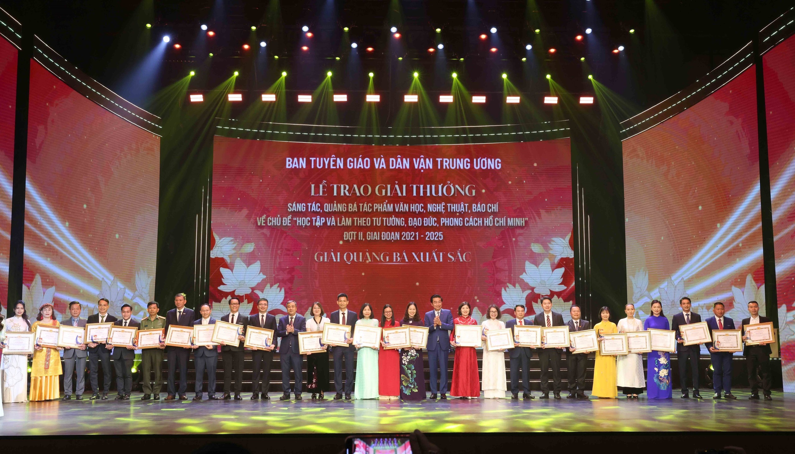 Trao Bằng khen cho các tập thể, cá nhân trong lĩnh vực quảng bá. Ảnh: TTXVN 2222.jpg