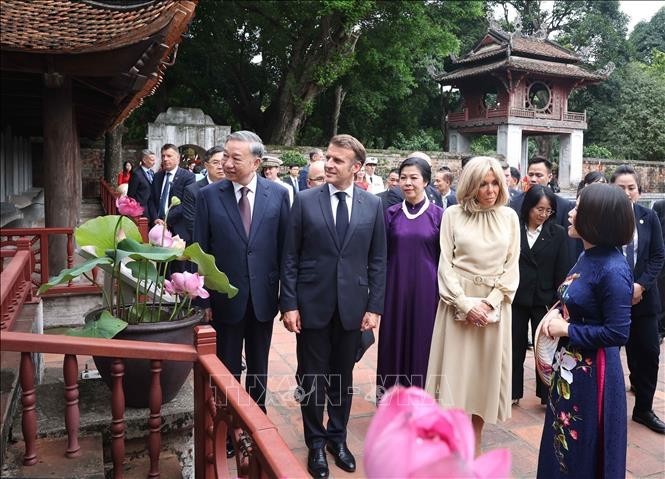 Trưa 26/5/2025, tại Hà Nội, Tổng Bí thư Tô Lâm và Phu nhân cùng Tổng thống Pháp Emmanuel Macron và Phu nhân đến thăm Văn Miếu-Quốc Tử Giám. (Ảnh: Thống Nhất/TTXVN) Trưa 26/5/2025, tại Hà Nội, Tổng Bí thư Tô Lâm và Phu nhân cùng Tổng thống Pháp Emmanuel Macron và Phu nhân đến thăm Văn Miếu-Quốc Tử Giám. (Ảnh: Thống Nhất/TTXVN)