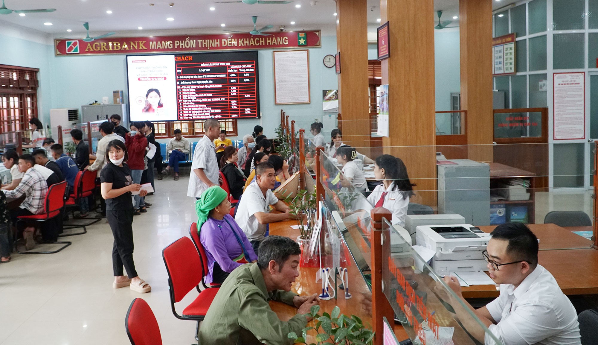 Agribank Chi nhánh Lào Cai II là một trong những chi nhánh ngân hàng thu hút tỷ lệ tiền gửi dân cư lớn trên địa bàn tỉnh. 21.jpg
