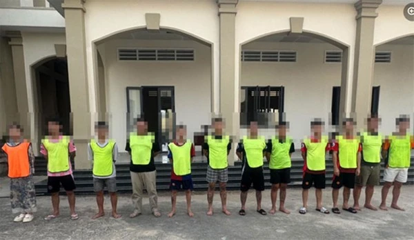 Một nhóm đối tượng lừa đảo qua mạng bị Công an bắt giữ.