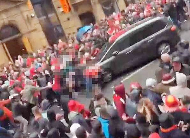 Ô tô lao vào đám đông CĐV Liverpool - Ảnh cắt từ video 98768117-14751183-a-53-year-old-white-british-man-from-the-liverpool-area-was-swif-a-18-1748293277695-17556.jpg