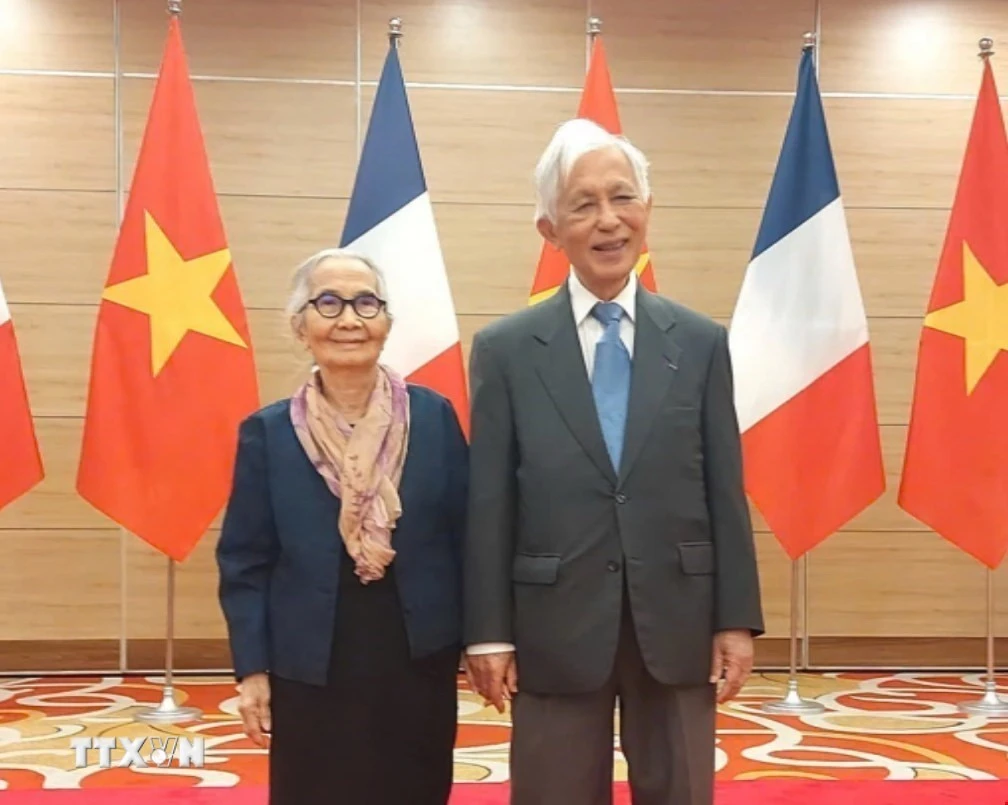 Giáo sư Trần Thanh Vân và vợ là Giáo sư Lê Kim Ngọc hai lần được Nhà nước Pháp trao tặng Huân chương Bắc đẩu Bội tinh. (Ảnh: TTXVN phát)