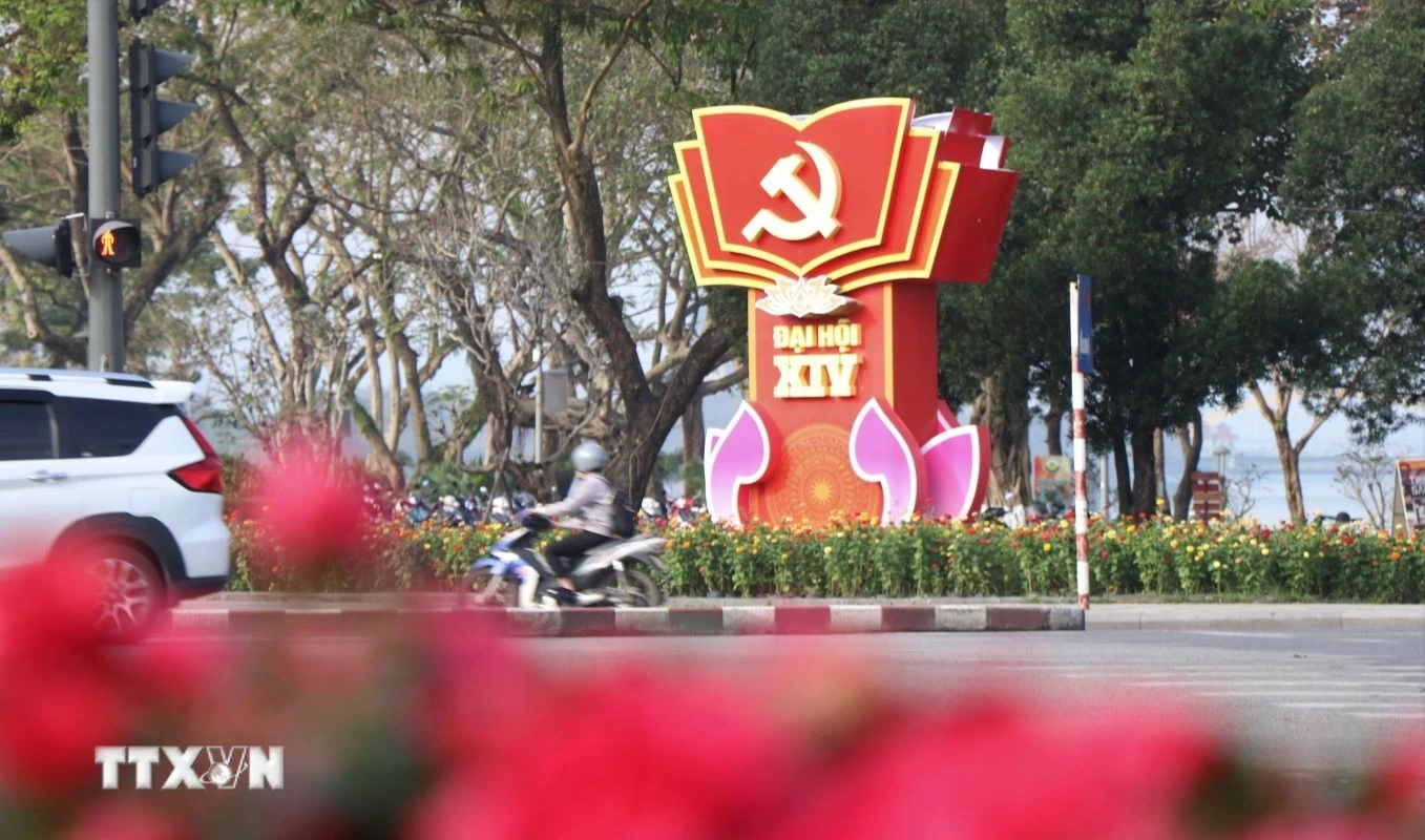Các biểu ngữ, trang trí chào mừng Đại hội XIV của Đảng tại các khu vực công viên trung tâm thành phố Huế. (Ảnh: Văn Dũng/TTXVN)