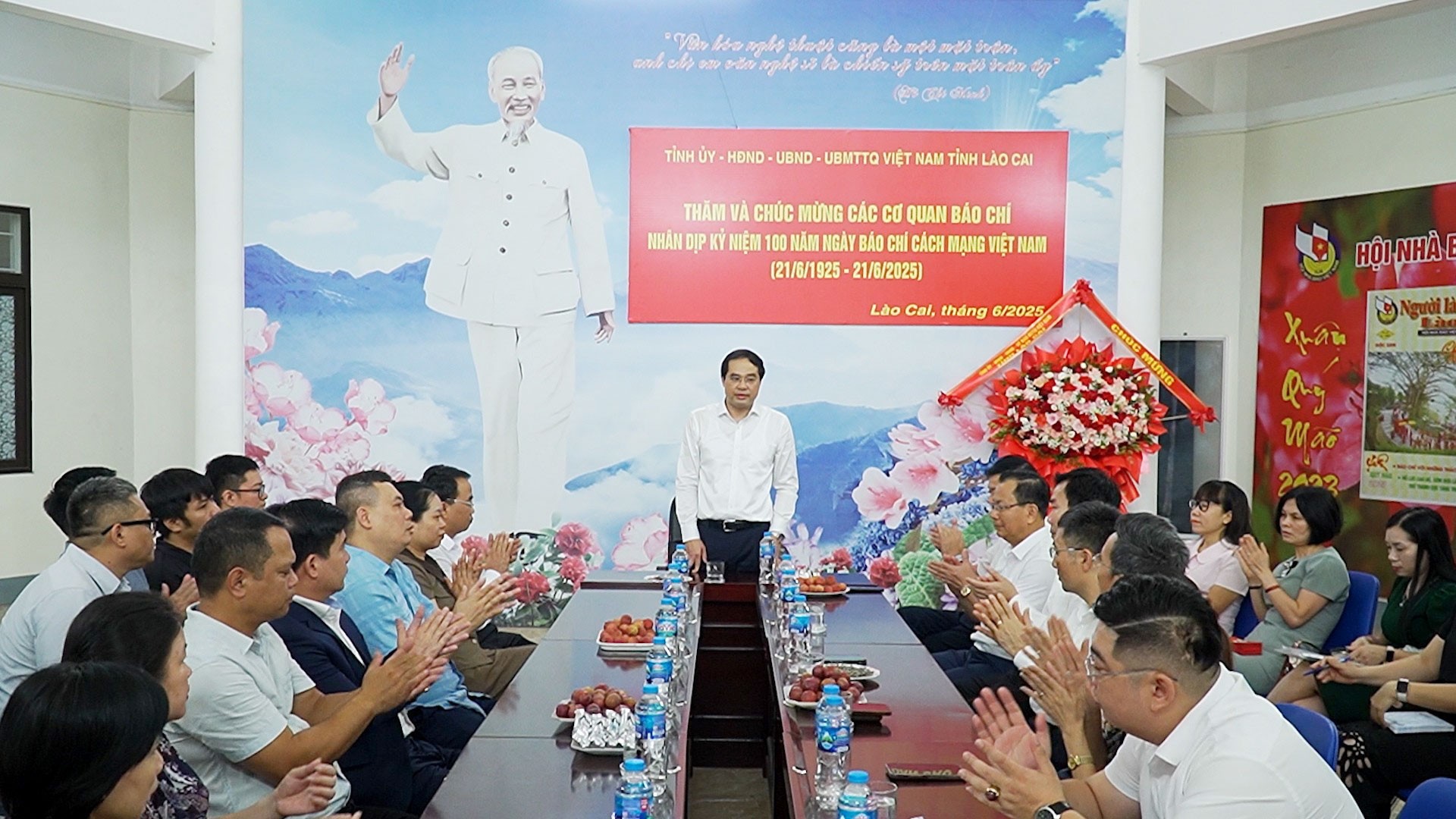 Đồng chí Bí thư Tỉnh ủy, Chủ tịch UBND tỉnh Trịnh Xuân Trường chúc mừng Hội Nhà báo tỉnh, Tạp chí Phan Si Păng, các phóng viên cơ quan thường trú tại Lào Cai nhân kỷ niệm 100 năm ngày Báo chí cách mạng Việt Nam. bc2.jpg