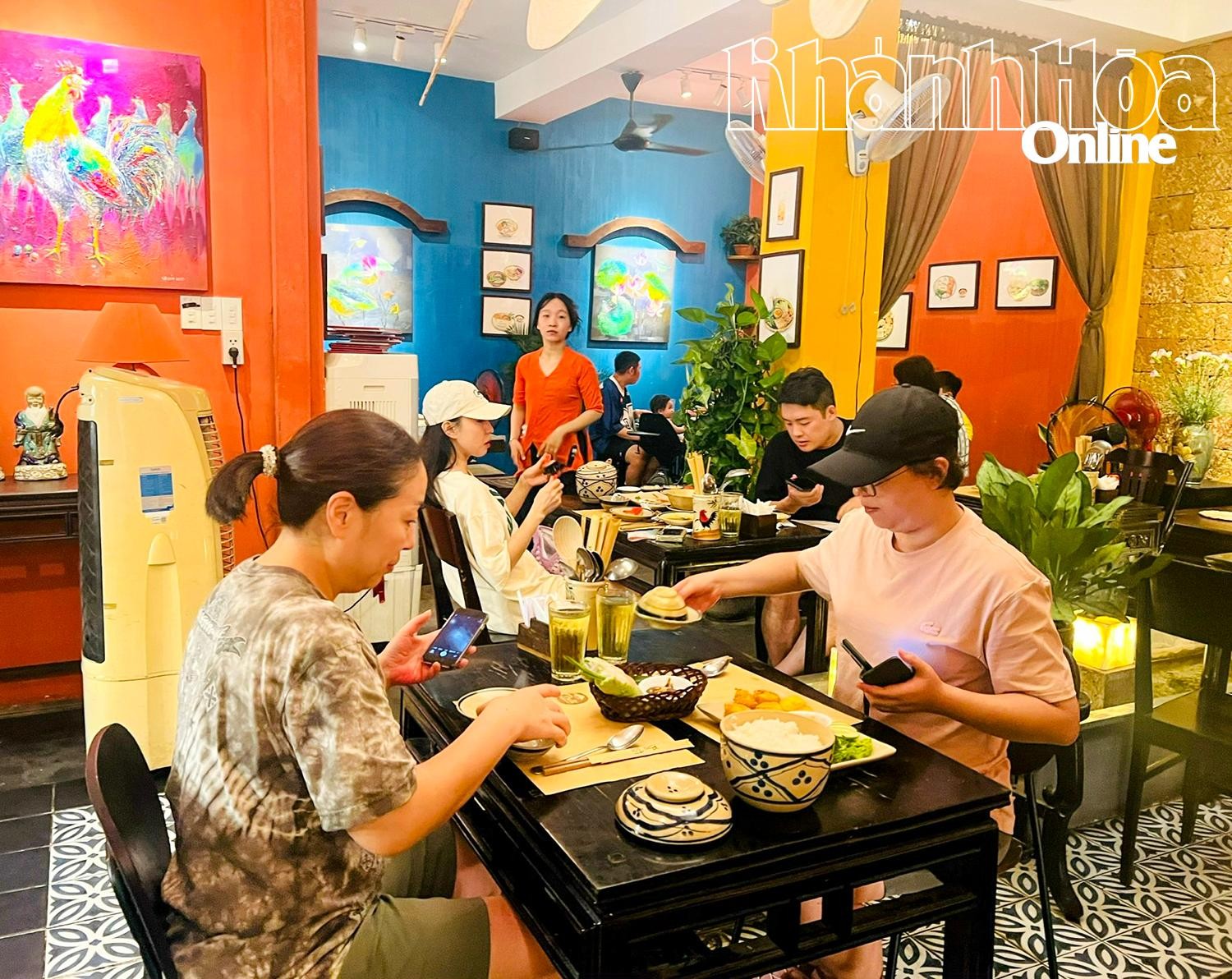 Khách Hàn Quốc thưởng thức ẩm thực Việt. Khách Hàn Quốc thưởng thức ẩm thực Việt.