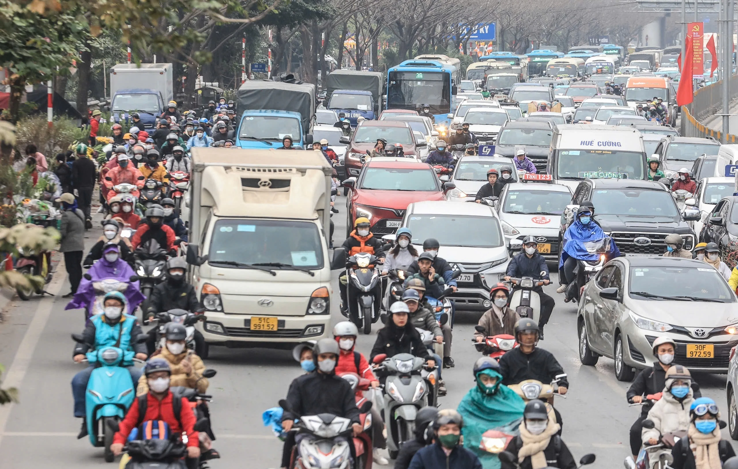 Giao thông ở cửa ngõ Hà Nội đông đúc song không xảy ra ùn tắc kéo dài.