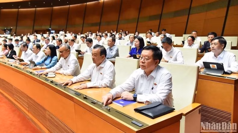 Đại biểu Quốc hội biểu quyết thông qua Nghị quyết của Quốc hội về việc sửa đổi, bổ sung một số điều của Hiến pháp năm 2013. (Ảnh: BÙI GIANG)