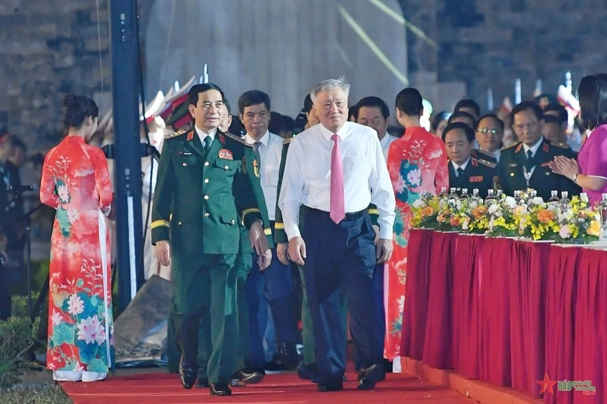 Đồng chí Nguyễn Hòa Bình, Ủy viên Bộ Chính trị, Bí thư Trung ương Đảng, Phó Thủ tướng Thường trực Chính phủ và Đại tướng Phan Văn Giang, Ủy viên Bộ Chính trị, Phó Bí thư Quân ủy Trung ương, Bộ trưởng Bộ Quốc phòng và các đại biểu tới tham dự chương trình.