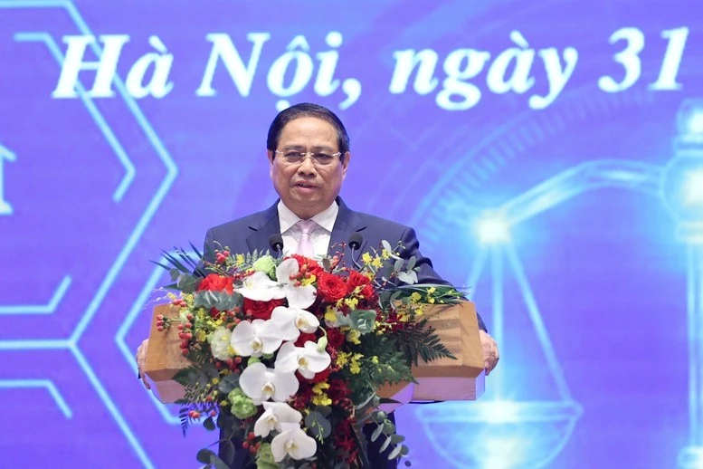 Thủ tướng yêu cầu Bộ Tư pháp tiếp tục phối hợp với các bộ, cơ quan liên quan hoàn thiện các tính năng, tạo thêm các trường thông tin của Cổng Pháp luật quốc gia - Ảnh VGP/Nhật Bắc