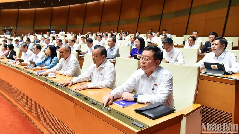 Đại biểu Quốc hội biểu quyết thông qua Nghị quyết của Quốc hội về việc sửa đổi, bổ sung một số điều của Hiến pháp năm 2013. (Ảnh: BÙI GIANG) Đại biểu Quốc hội biểu quyết thông qua Nghị quyết của Quốc hội về việc sửa đổi, bổ sung một số điều của Hiến pháp năm 2013. (Ảnh: BÙI GIANG)