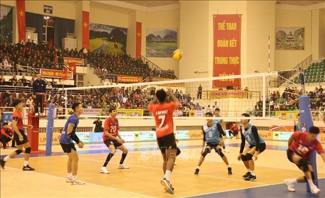 Trận chung kết nam diễn ra kịch tính giữa LPBank Ninh Bình (áo đỏ) gặp Biên Phòng (áo xanh).