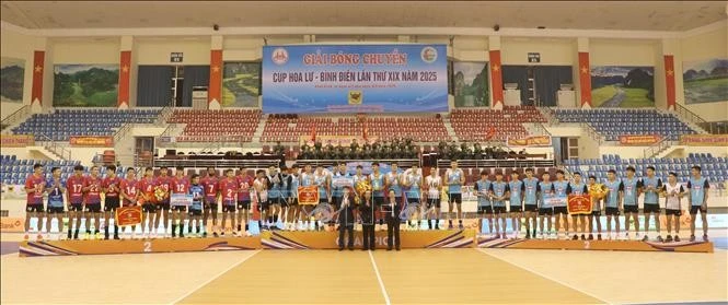 Trao giải Nhất, Nhì, Ba cho các đội tuyển nam tại Cúp Hoa Lư - Bình Điền năm 2025.