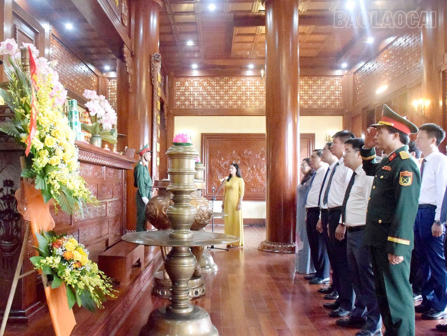 Các đồng chí lãnh đạo tỉnh dâng hoa, tưởng niệm Chủ tịch Hồ Chí Minh tại Khu di tích lịch sử quốc gia Lễ đài Sân vận động Yên Bái. dh2.jpg