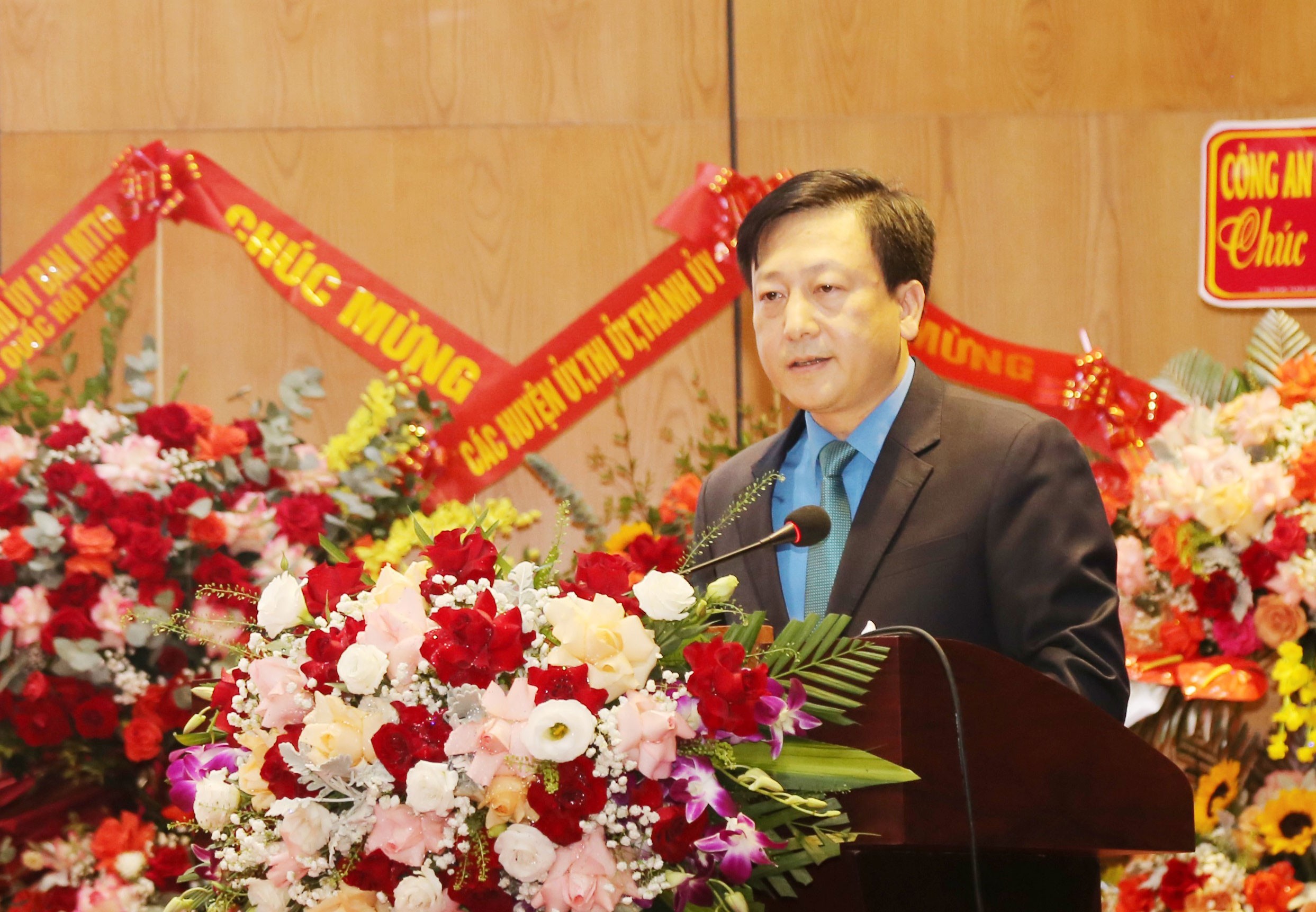 Chủ tịch Liên đoàn Lao động tỉnh Lào Cai Đặng Đình Chung phát biểu tại hội nghị. cd2.jpg