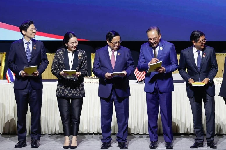 Thủ tướng Malaysia Anwar Ibrahim trò chuyện cùng Thủ tướng Phạm Minh Chính và lãnh đạo một số nước ASEAN sau khi ký Tuyên bố 'ASEAN 2045: Tương lai chung của chúng ta' - Ảnh: VGP/Nhật Bắc