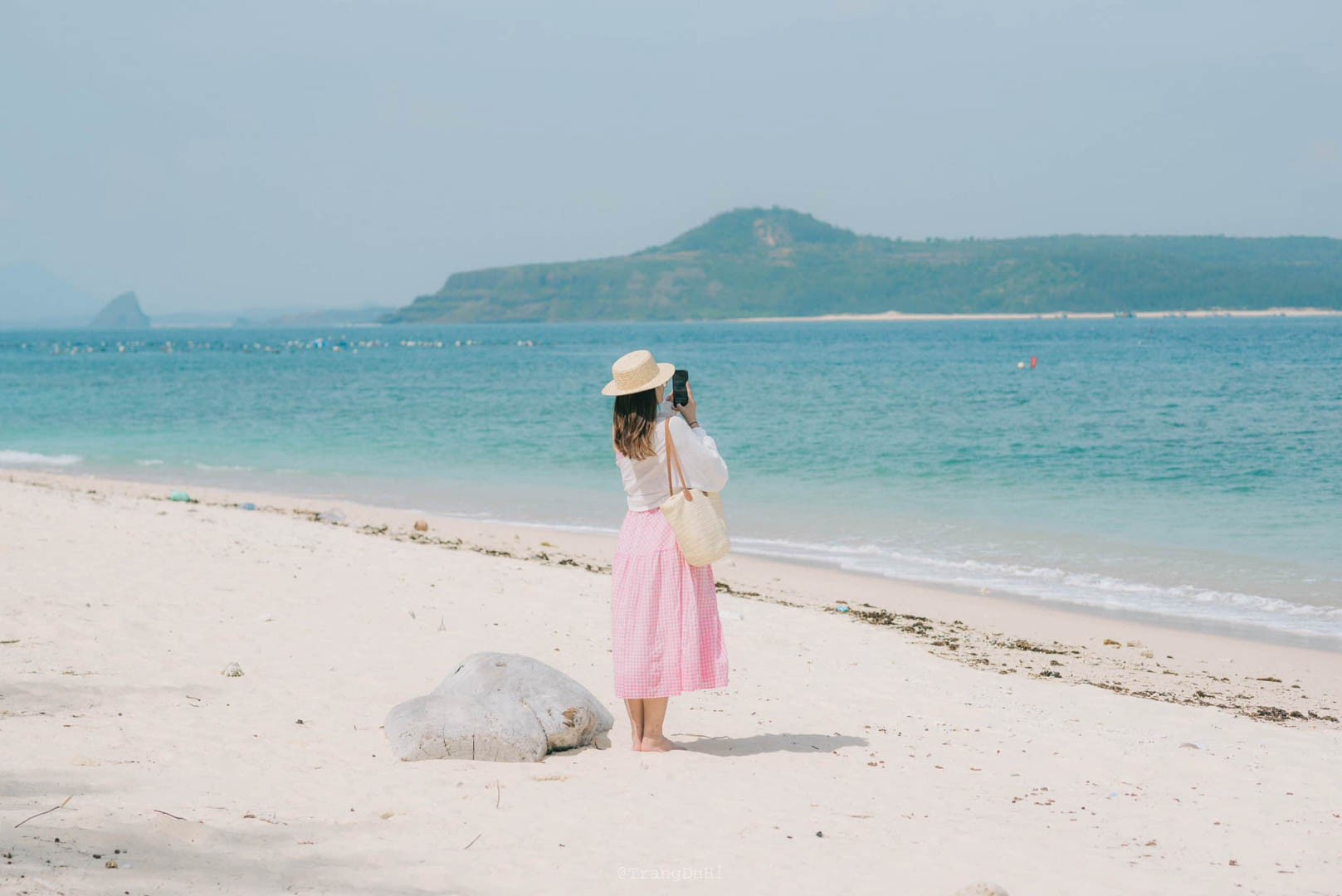 Nước biển xanh như ngọc, bãi cát trắng tinh là "đặc sản" của cù lao Mái Nhà. Ảnh: Trang Du hí 19.jpg