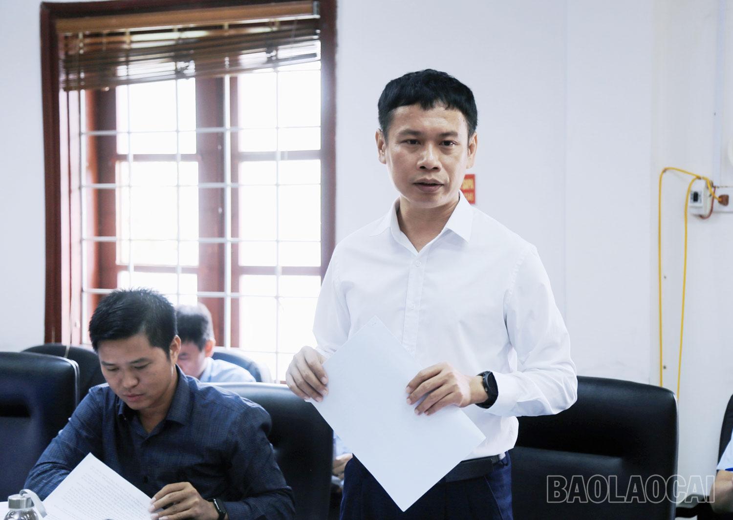 Đồng chí Cao Bá Quý, Phó Chủ tịch UBND thị xã Sa Pa báo cáo tại buổi làm việc. gd2.jpg