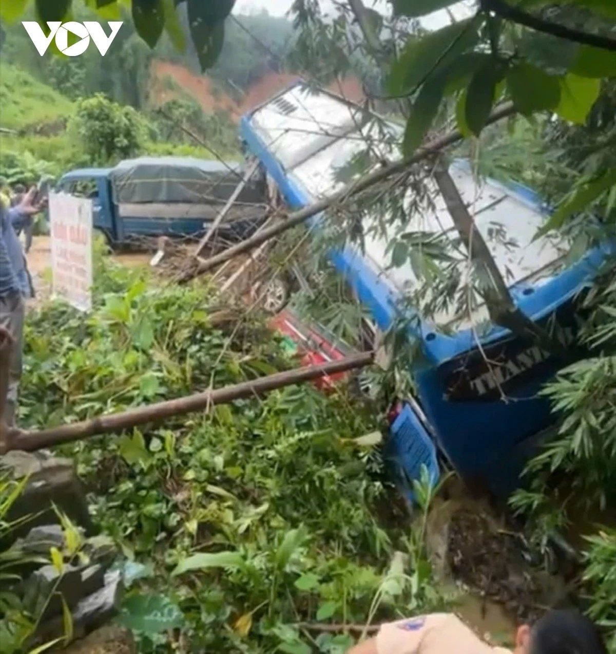 Nhiều phương tiện bị vùi lấp bởi trận sạt lở.