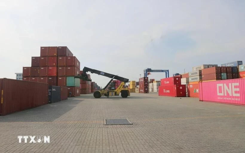 Bốc xếp hàng hóa tại bến cảng của Công ty TNHH Cảng Container Quốc tế Tân cảng Hải Phòng. (Ảnh: Minh Thu/TTXVN)