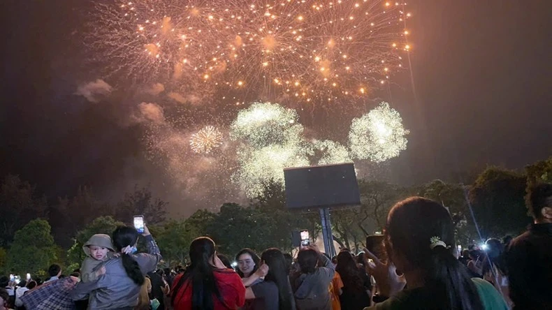 Chương trình bắn pháo hoa đã thu hút đông đảo người dân và du khách.