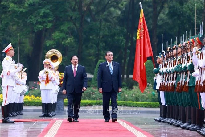 Thủ tướng Phạm Minh Chính và Thủ tướng Nhật Bản Ishiba Shigeru duyệt Đội danh dự Quân đội nhân dân Việt Nam. Ảnh: Dương Giang/TTXVN
