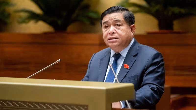 Bộ trưởng Kế hoạch và Đầu tư Nguyễn Chí Dũng trình bày Tờ trình tóm tắt dự án Luật Đầu tư công (sửa đổi).