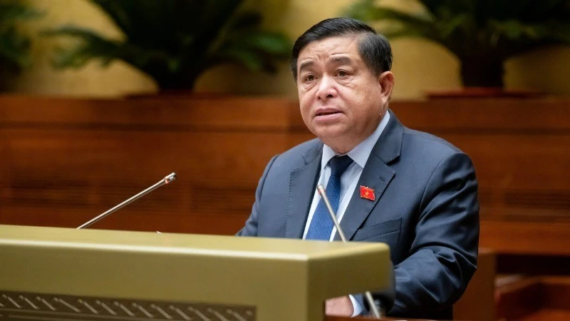 Bộ trưởng Kế hoạch và Đầu tư Nguyễn Chí Dũng trình bày Tờ trình tóm tắt dự án Luật Đầu tư công (sửa đổi).