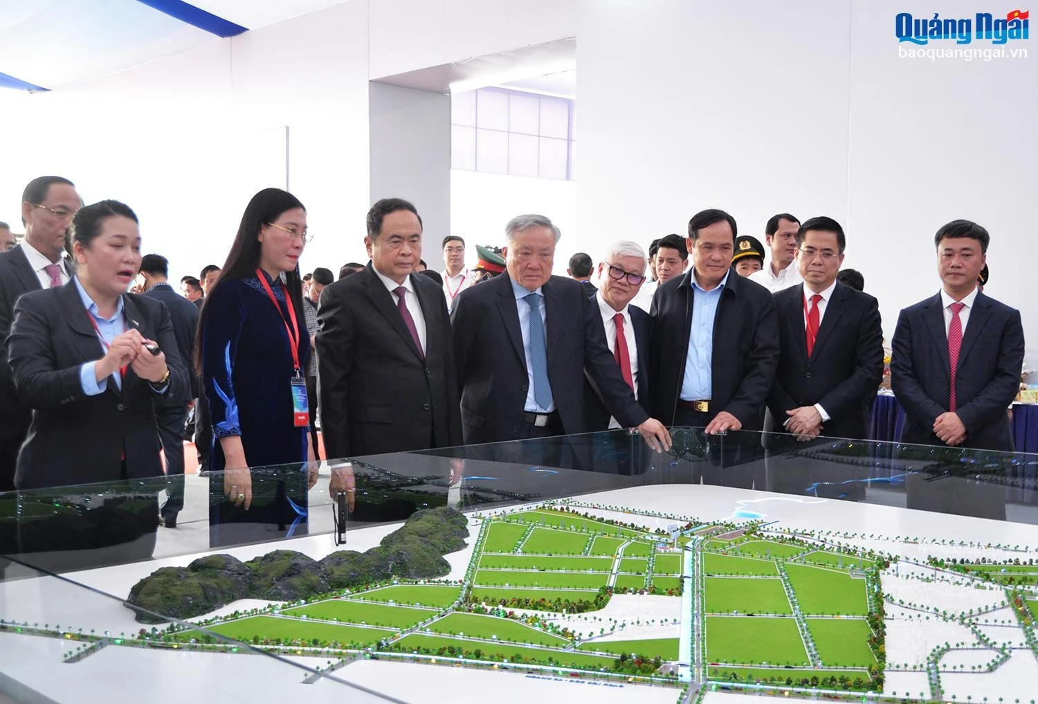 Ủy viên Bộ Chính trị, Chủ tịch Quốc hội Trần Thanh Mẫn và Ủy viên Bộ Chính trị, Phó Thủ tướng Thường trực Chính phủ Nguyễn Hòa Bình nghe giới thiệu tổng quan về Dự án Khu Công nghiệp VSIP II Quảng Ngãi.