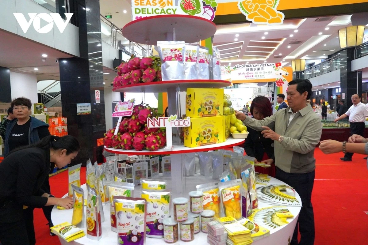 Nhiều người quan tâm đến sản phẩm trái cây Việt Nam.