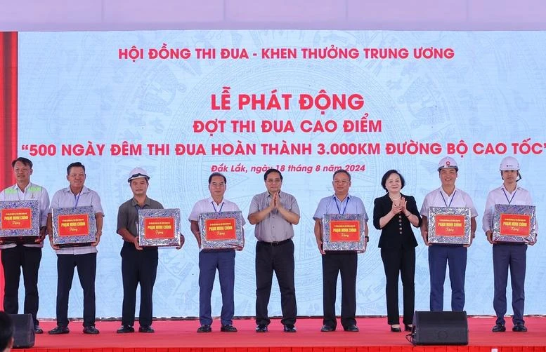 Thủ tướng Phạm Minh Chính tặng quà cho các đơn vị thi công, nhà thầu - Ảnh: VGP/Nhật Bắc