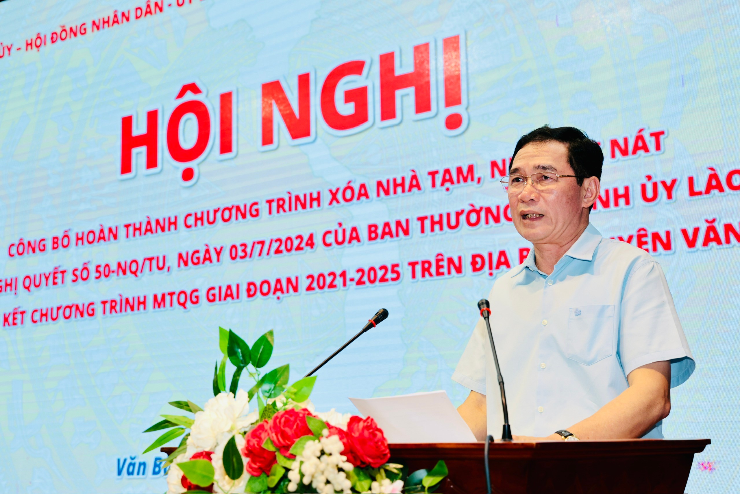 Đồng chí Nguyễn Anh Chuyên, Bí thư Huyện ủy Văn Bàn phát biểu tại hội nghị. dc-nguyen-anh-chuyen.jpg