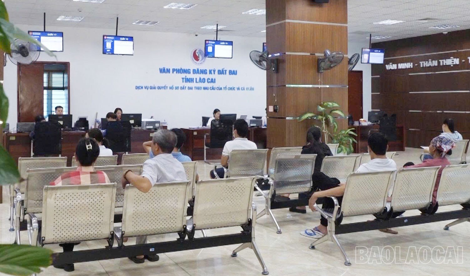 Người dân thực hiện các thủ tục hành chính về đất đai tại Trung tâm Phục vụ hành chính công tỉnh - cơ sở 2. tt1.jpg