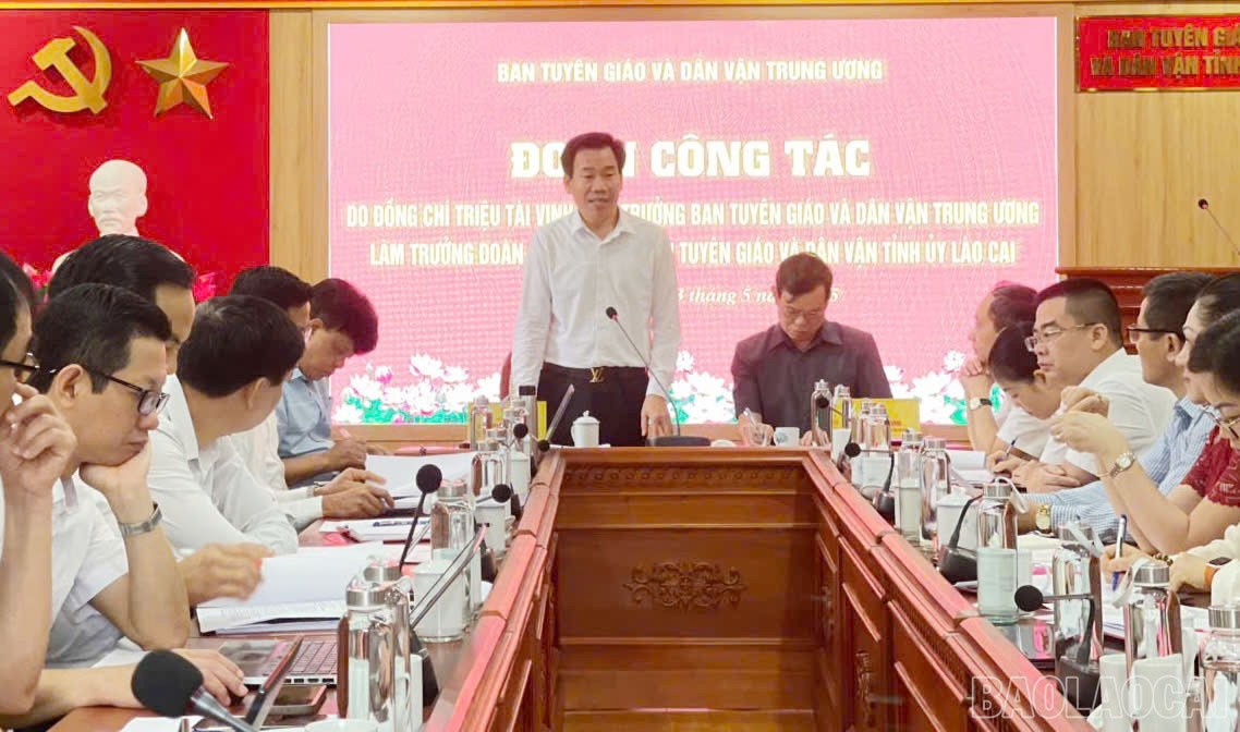 Đồng chí Dương Đức Huy, Ủy viên Ban Thường vụ, Trưởng Ban Tuyên giáo và Dân vận Tỉnh ủy Lào Cai phát biểu tại buổi làm việc. tg2.jpg