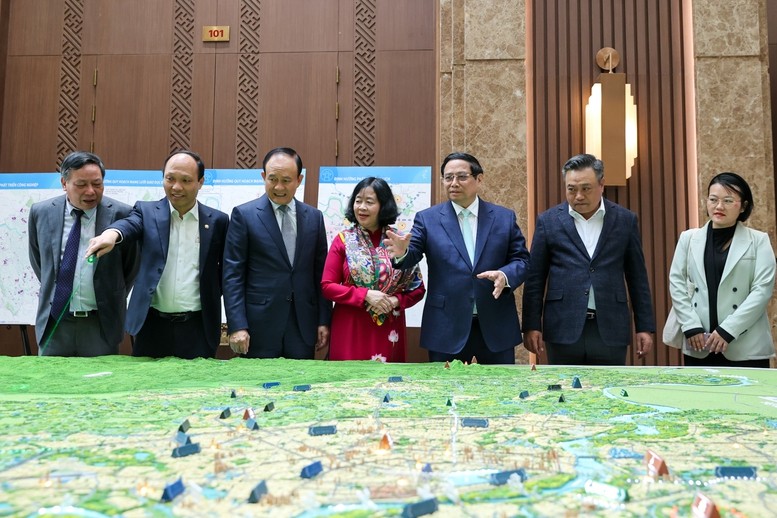 Thủ tướng đề nghị Hà Nội nghiên cứu xây dựng cung triển lãm quy hoạch xứng tầm để vừa tăng cường công khai, minh bạch và sự giám sát của người dân, vừa thu hút đầu tư, đồng thời là một sản phẩm du lịch; xây dựng "làng trong phố, phố trong làng", khai thác hiệu quả không gian ngầm, không gian vũ trụ, không gian mặt nước, hồ ao, đặc biệt là sông Hồng... - Ảnh: VGP/Nhật Bắc Thủ tướng đề nghị Hà Nội nghiên cứu xây dựng cung triển lãm quy hoạch xứng tầm để vừa tăng cường công khai, minh bạch và sự giám sát của người dân, vừa thu hút đầu tư, đồng thời là một sản phẩm du lịch; xây dựng "làng trong phố, phố trong làng", khai thác hiệu quả không gian ngầm, không gian vũ trụ, không gian mặt nước, hồ ao, đặc biệt là sông Hồng... - Ảnh: VGP/Nhật Bắc