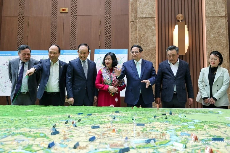 Thủ tướng đề nghị Hà Nội nghiên cứu xây dựng cung triển lãm quy hoạch xứng tầm để vừa tăng cường công khai, minh bạch và sự giám sát của người dân, vừa thu hút đầu tư, đồng thời là một sản phẩm du lịch; xây dựng "làng trong phố, phố trong làng", khai thác hiệu quả không gian ngầm, không gian vũ trụ, không gian mặt nước, hồ ao, đặc biệt là sông Hồng... - Ảnh: VGP/Nhật Bắc