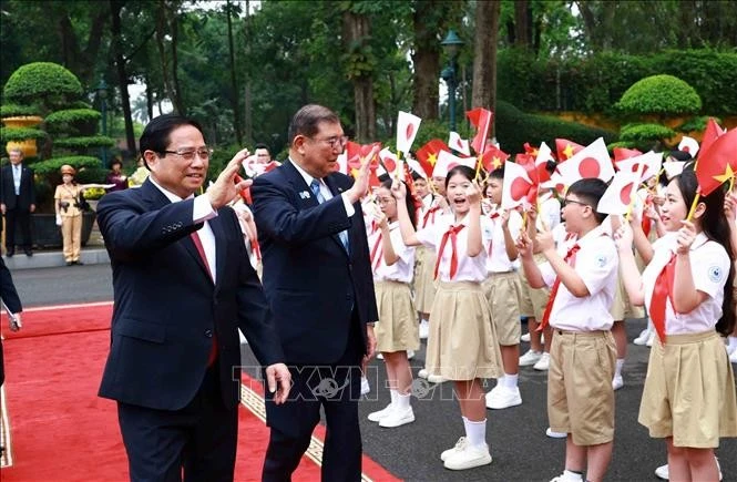 Thiếu nhi Thủ đô chào mừng Thủ tướng Nhật Bản Ishiba Shigeru thăm chính thức Việt Nam. Ảnh: Dương Giang/TTXVN