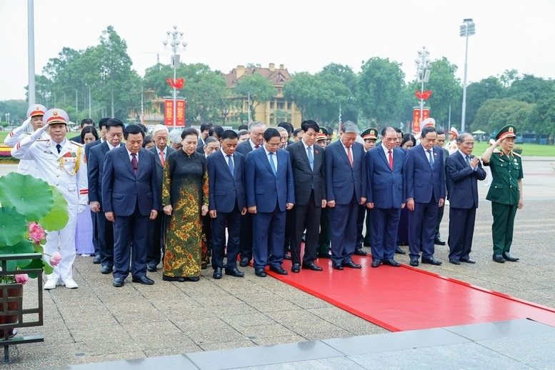 Trước anh linh Chủ tịch Hồ Chí Minh, Đoàn đại biểu thành kính tưởng nhớ công lao to lớn của Người đối với sự nghiệp cách mạng của Đảng và dân tộc ta - Ảnh: VGP/Nhật Bắc