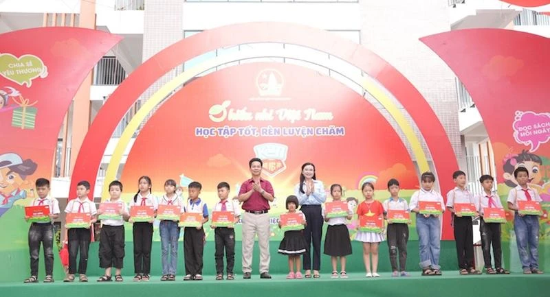 Trao học bổng “Tiếp sức cho em đến trường” cho thiếu nhi Hải Dương.