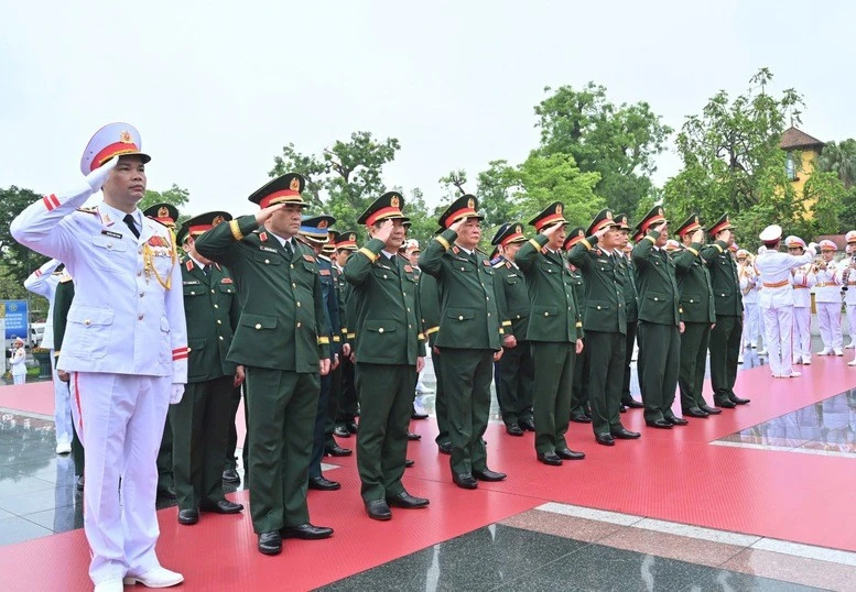 Đoàn đại biểu Quân ủy Trung ương - Bộ Quốc phòng tưởng niệm các Anh hùng liệt sĩ - Ảnh: VGP/Nhật Bắc