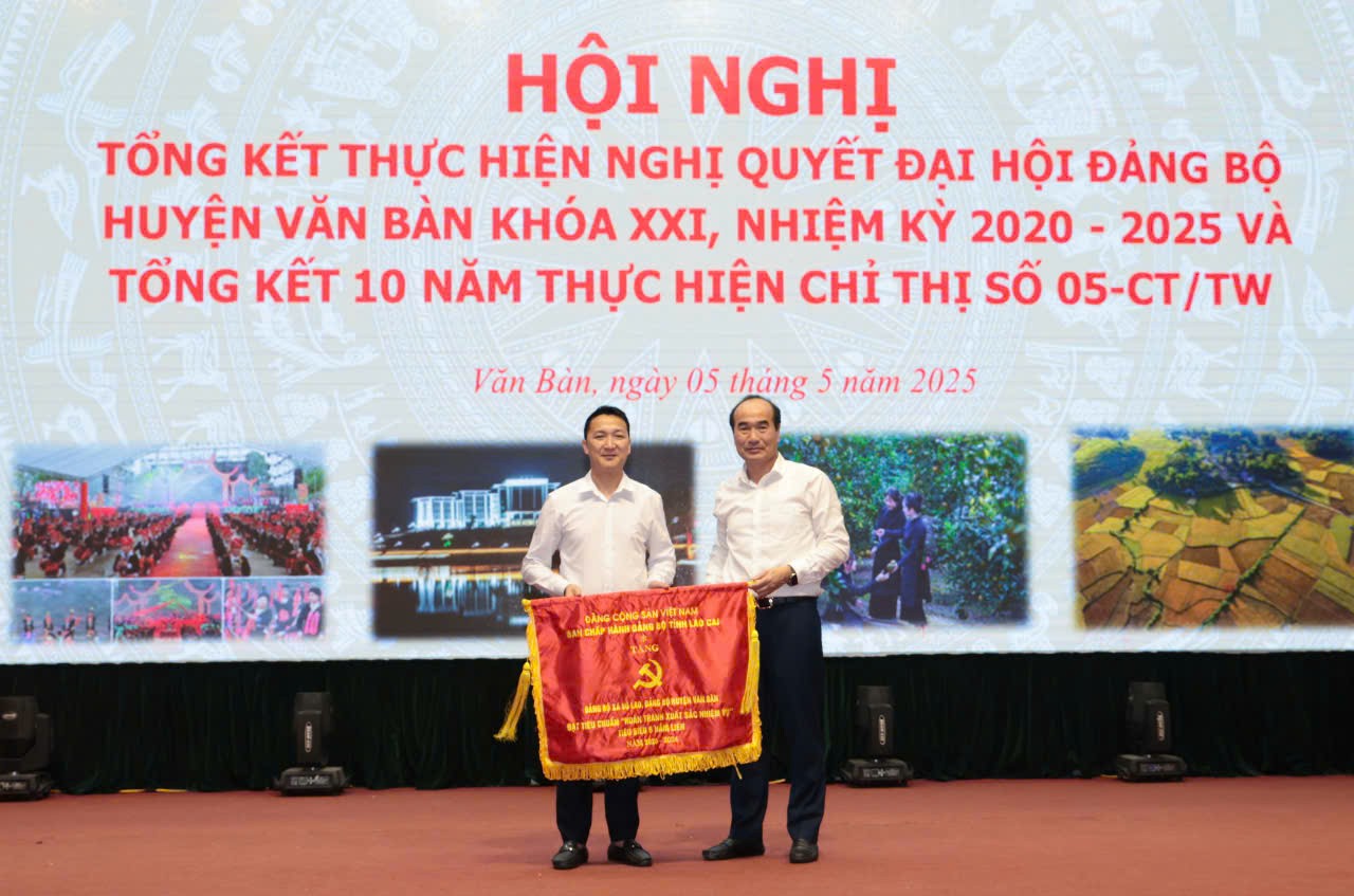 Đồng chí Vũ Xuân Cường, Phó Bí thư Thường trực Tỉnh ủy, Chủ tịch HĐND tỉnh trao Cờ thi đua của Ban Chấp hành Đảng bộ tỉnh cho Đảng bộ xã Võ Lao vì có thành tích hoàn thành xuất sắc nhiệm vụ 5 năm liền. vb4.jpg