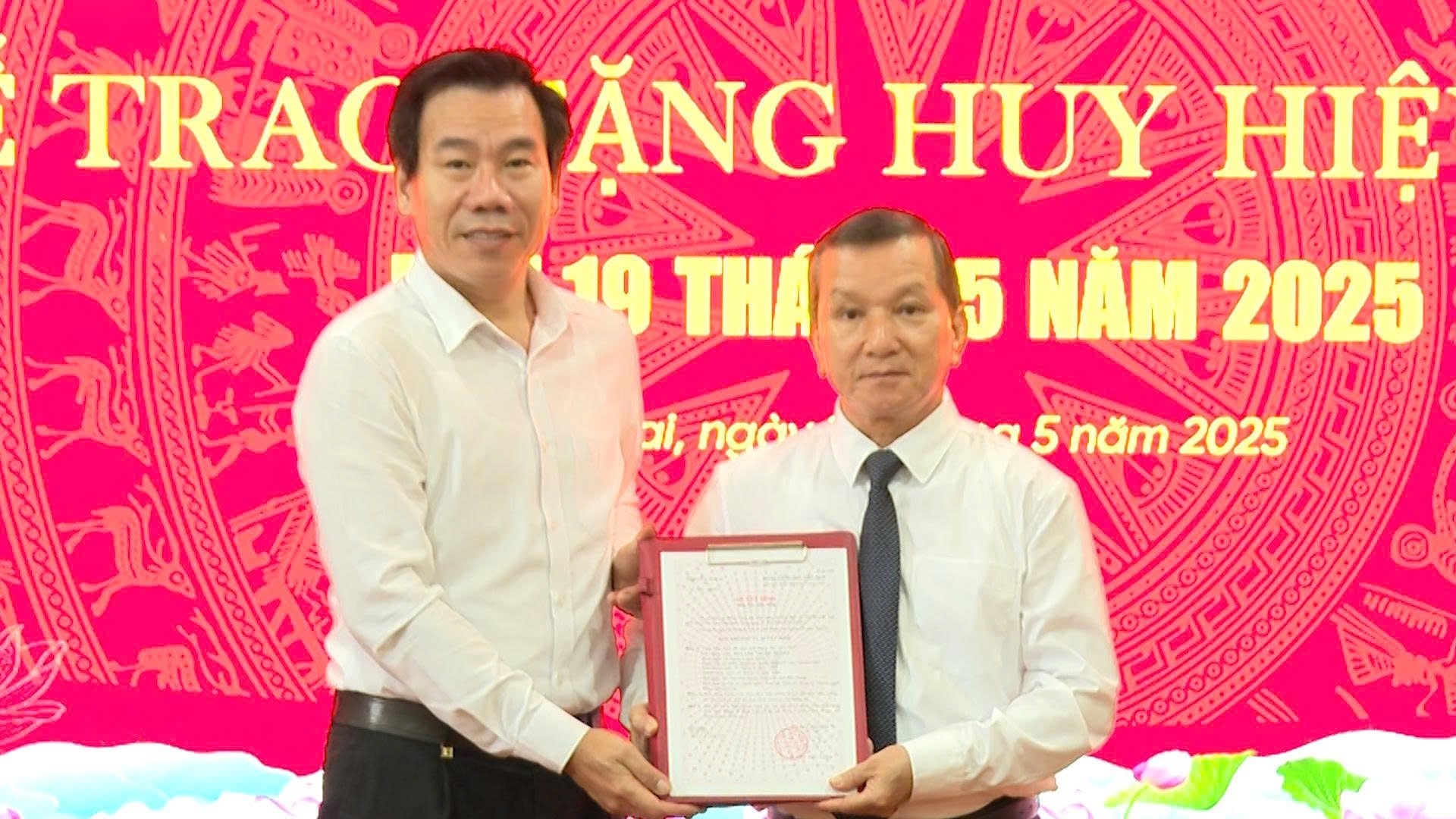 Đồng chí Dương Đức Huy, Ủy viên Ban Thường vụ, Trưởng Ban Tuyên giáo và Dân vận Tỉnh ủy trao Quyết định tặng Huy hiệu 40 năm tuổi Đảng cho đồng chí Nguyễn Trung Tuyến. dc-huy-7107.jpg