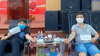 Anh Phạm Duy Quyết cùng con trai tham gia hiến máu