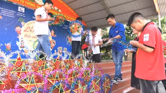 Trăng vẫn sáng trên vùng đất lũ